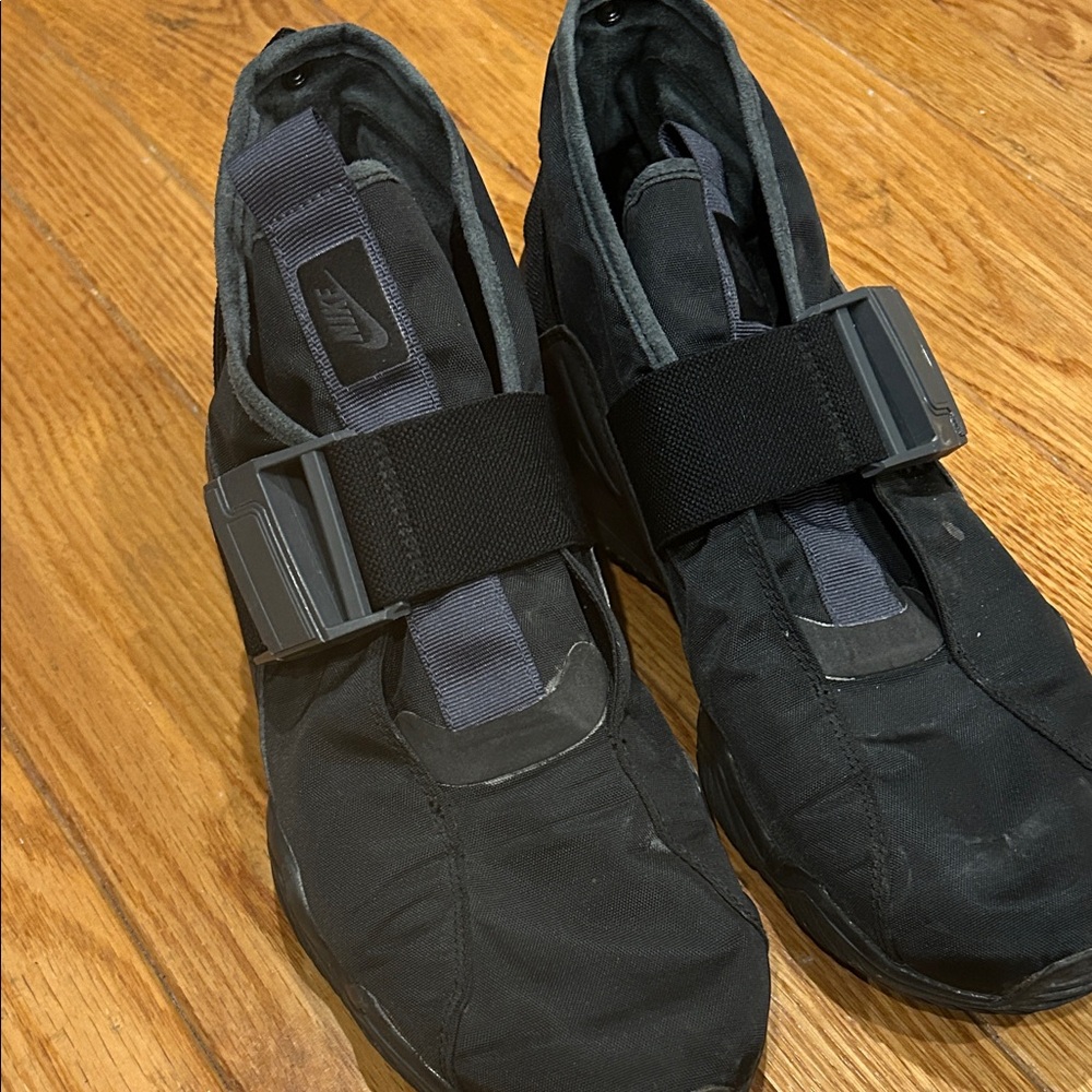 Nike konyuter Black Slip-On Sneakers with Strap